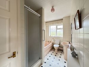 Family Bathroom - click for photo gallery